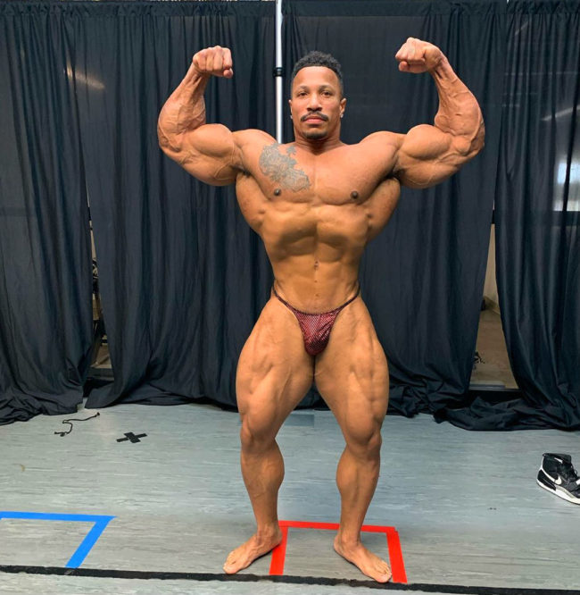 Patrick Moore physique